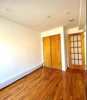 5th image of 530 W 47th St APT 5D