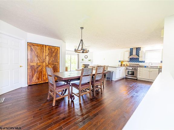 2nd image of 802 Pierpont Heights Dr