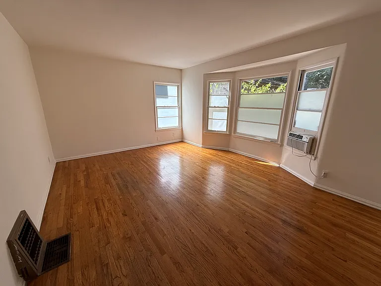 2475 N Beachwood Dr #3 — Photo 4
