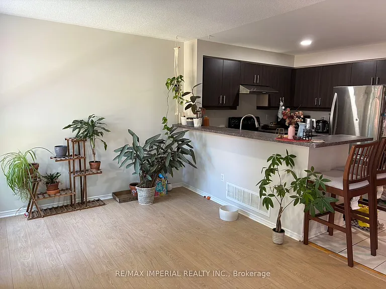 453 Heddle Cres — Photo 10