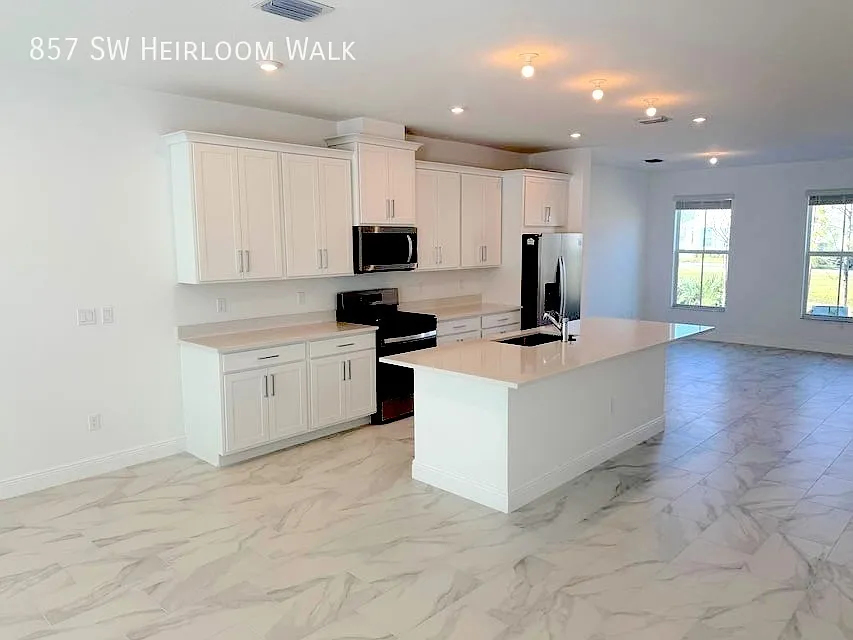 857 SW Heirloom Walk — Photo 2