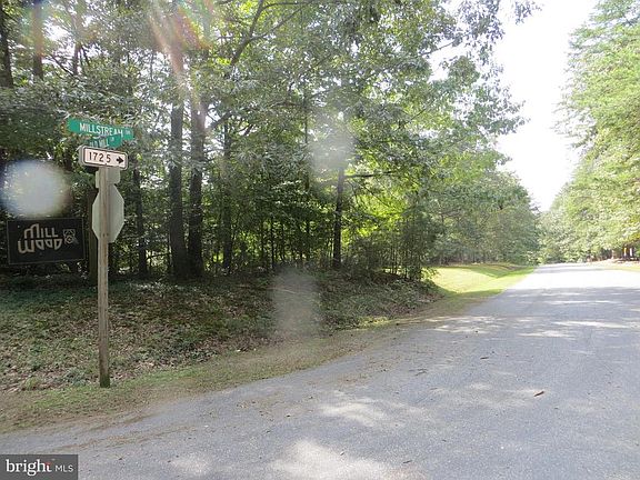 Estalished neighborhood off 208
