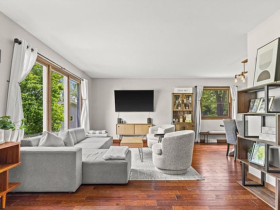2nd image of W215N10367 Laurel COURT
