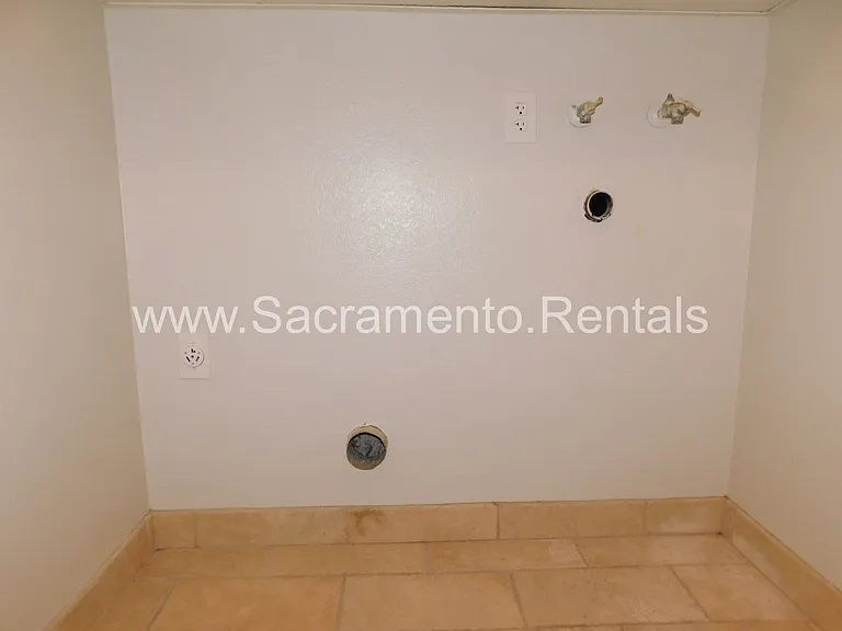 2637 Latham Dr — Photo 21