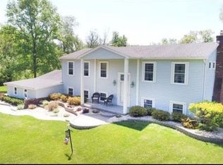 12200 Country Side Dr, Hartland, MI 48353