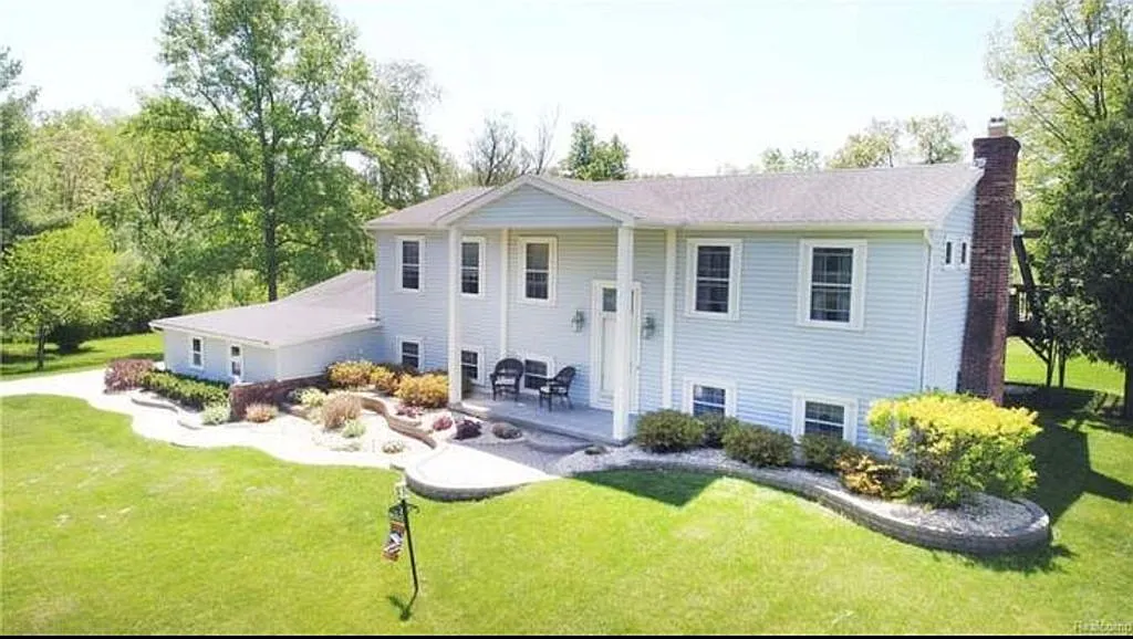 12200 Country Side Dr photo 1