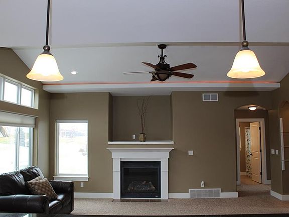 4th image of 406 Whispering Willow Ln