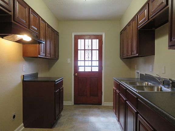 3rd image of 3195 Ashwood St