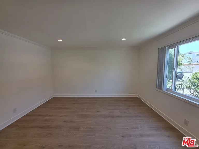 2400 Vanderbilt Ln #2400A — Photo 2