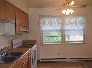 1235 Columbia St APT 6, Crete, IL 60417