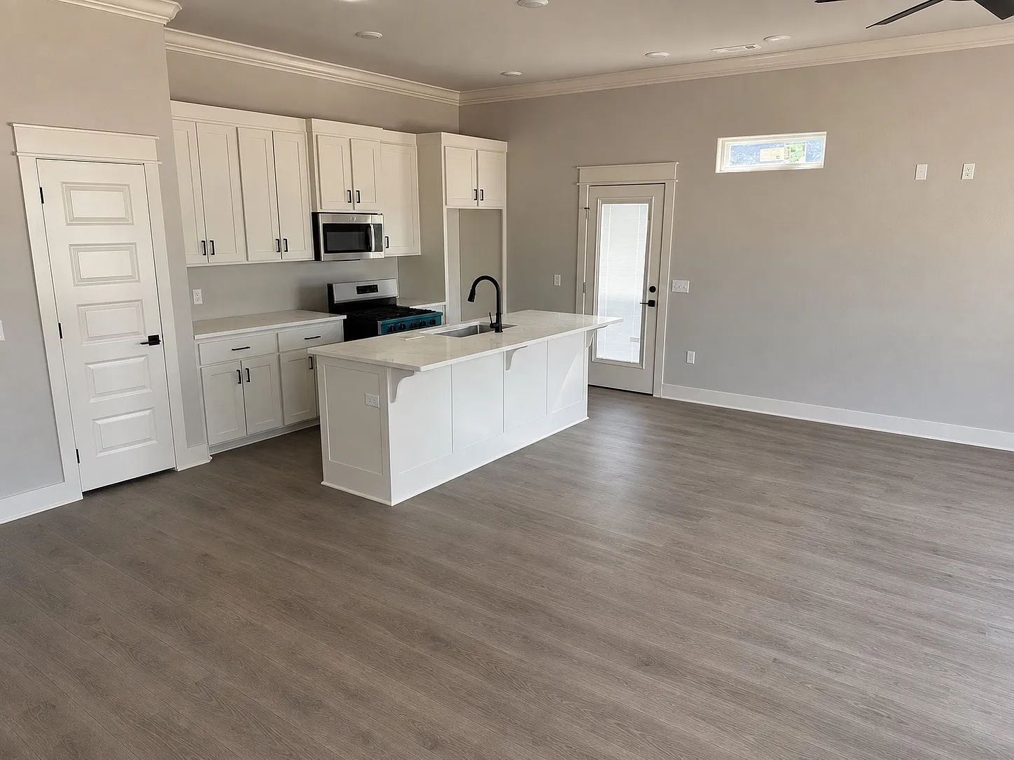4 bed, 3.5 bath, 2036 sqft, $3,000 — Photo 2