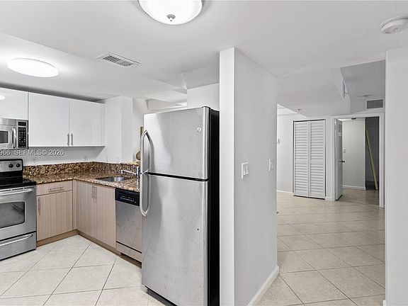 4th image of 519 E Sheridan St #3062