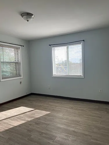 305 W Oak St Photo 1