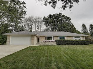 320 E Fox Dale Rd, Fox Pt, WI 53217