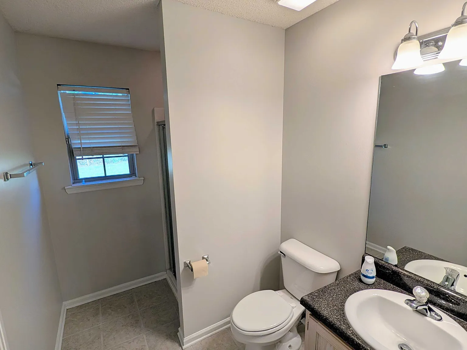 110 Westchester Ln — Photo 3