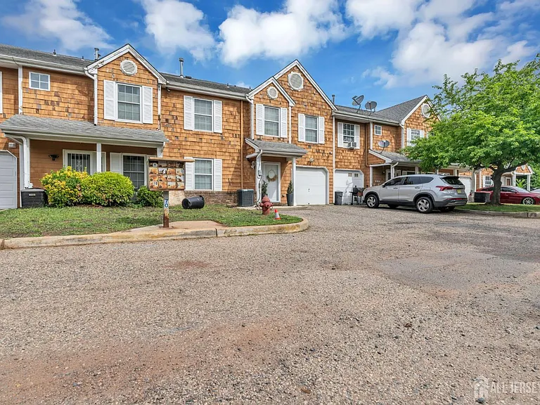 19 Delavan Ct — Photo 33