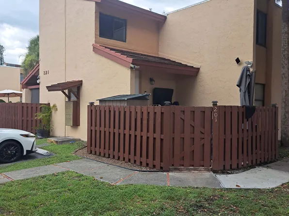 321 W Park Dr APT 201-12, Miami, FL 33172
