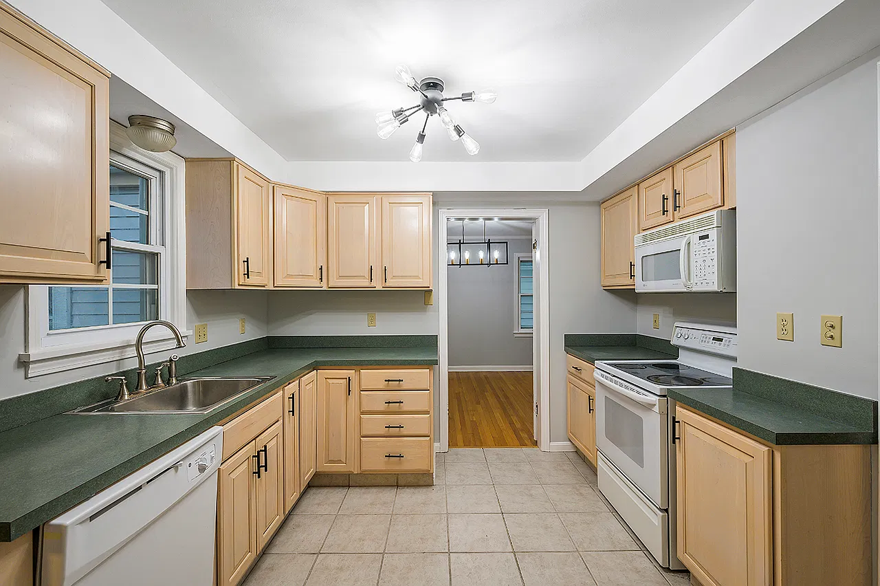 3 bed, 1.5 bath, 1905 sqft, $2,200 — Photo 3