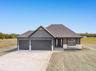 24695 Evans Rd, Tonganoxie, KS 66086