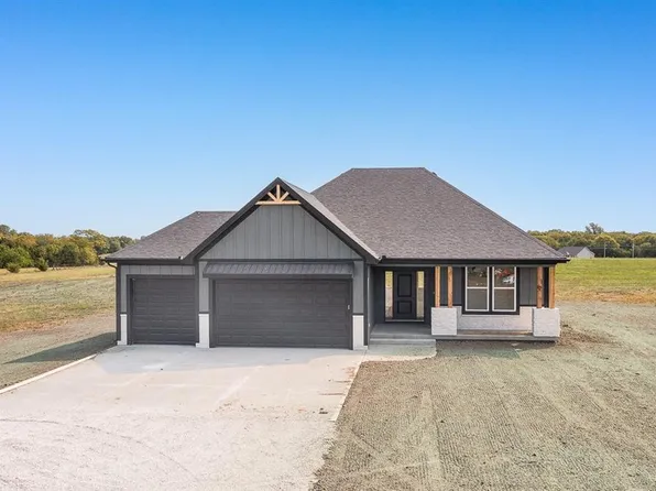 20084 207th St, Tonganoxie, KS 66086