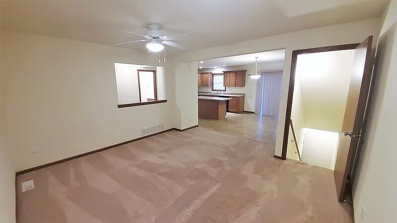 3 bed, 2.5 bath, 1446 sqft, $2,000 — Photo 2