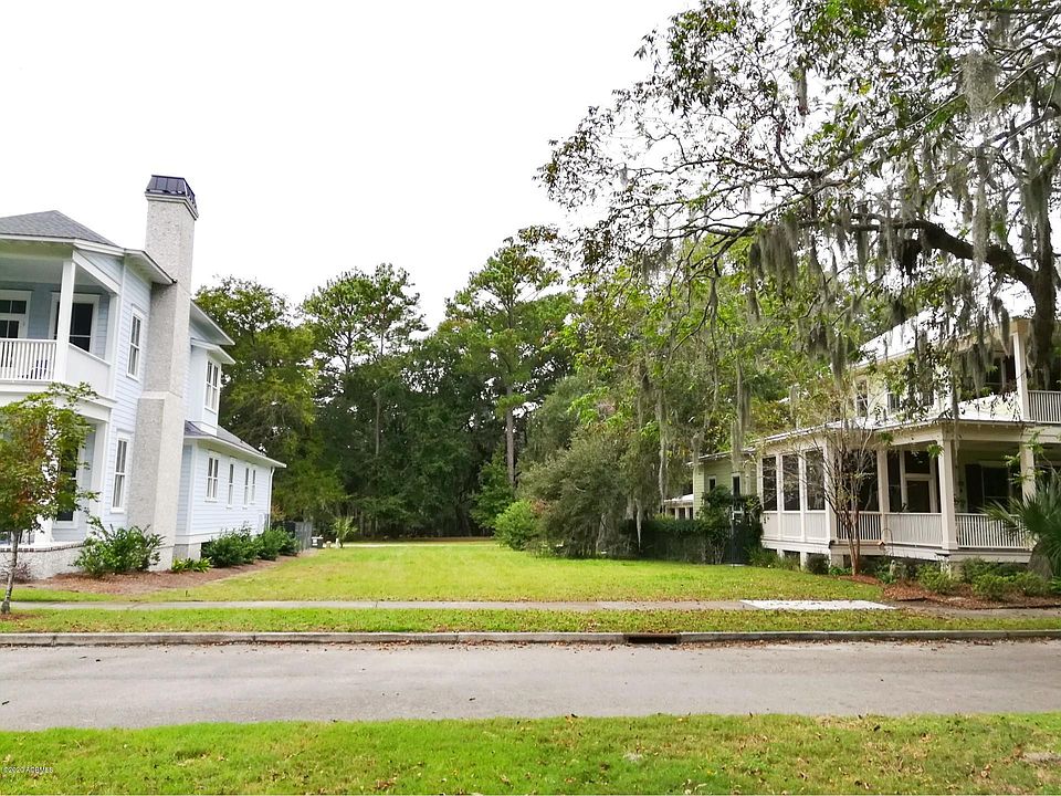 1st image of 12 Manor Court Ln