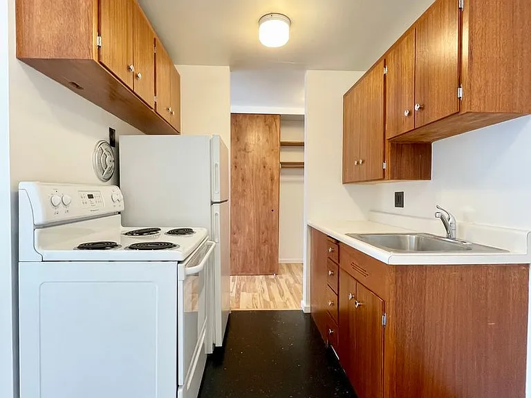 Escolier Apartments — Photo 32
