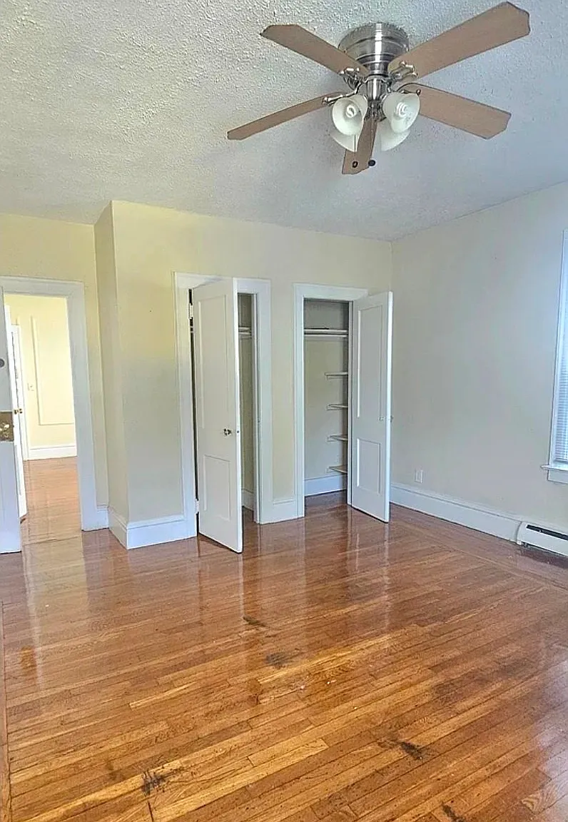 Spacious 1st fl 2 bdrm Unit - Quiet Area — Photo 4