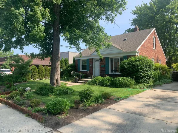 2368 Stanhope St, Grosse Pointe Woods, MI 48236