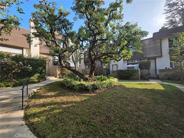 13963 Riverside Dr #13963 — Photo 2
