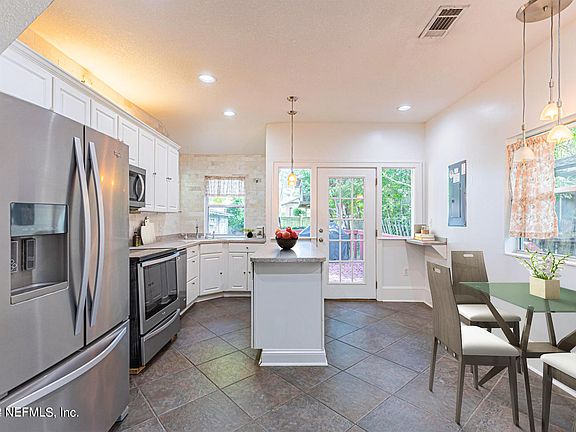 3rd image of 1315 INGLESIDE Avenue
