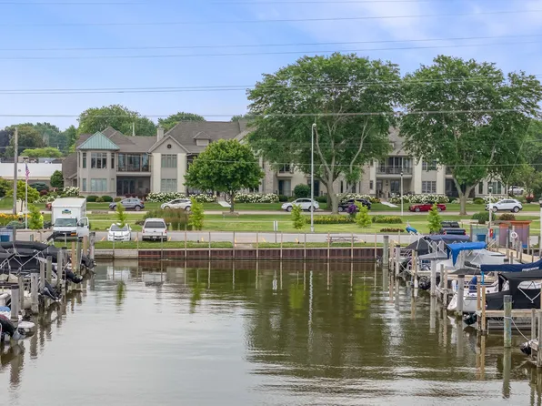 290 E Harbor View Dr, Fond Du Lac, WI 54935