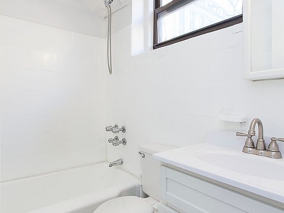 4th image of 303 Amsterdam Ave