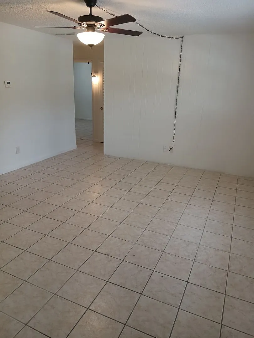 2 Bedroom, 1 Bathroom Condo For Rent at 1633 W. Oak Ridge Road, Orlando FL 32809 — Photo 3