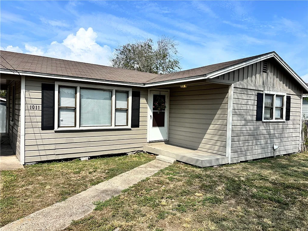 3 bed, 1.0 bath, 870 sqft, $1,495 — Photo 1