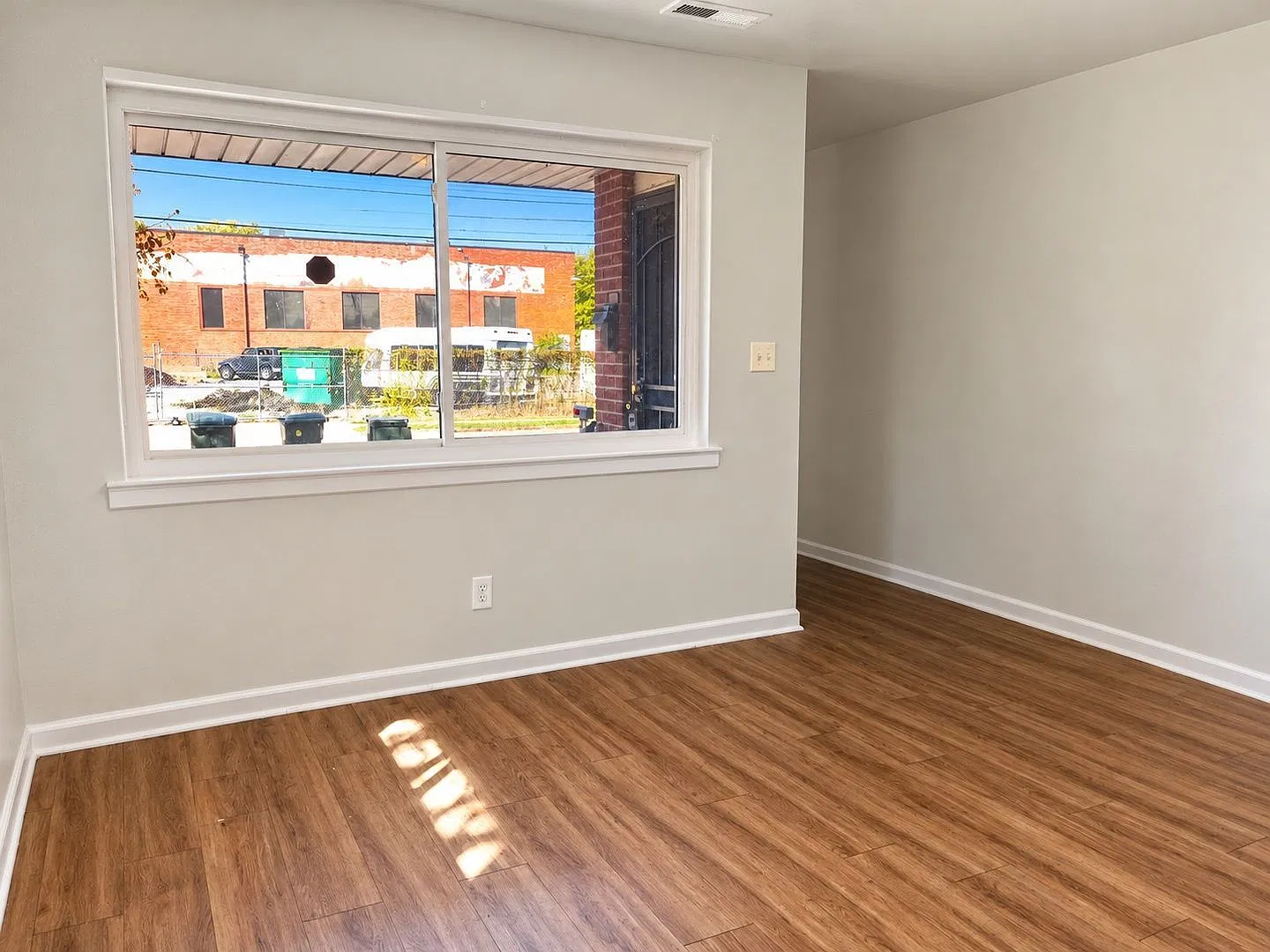 2 bed, 1.0 bath, 800 sqft, $995 — Photo 2