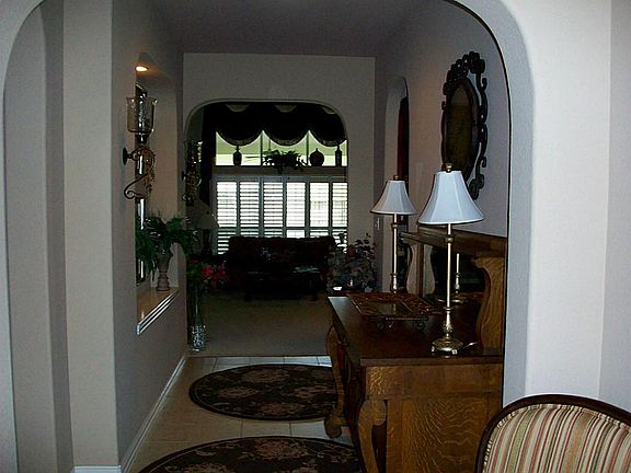 Large Foyer with alcove/art nook...