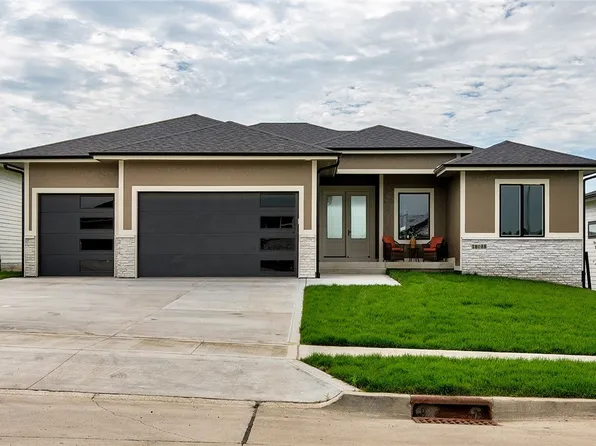 18088 Townsend Dr, Clive, IA 50325