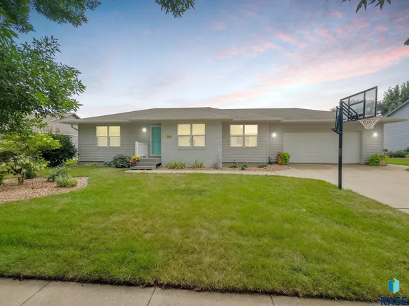 309 W Evergreen Dr, Brandon, SD 57005
