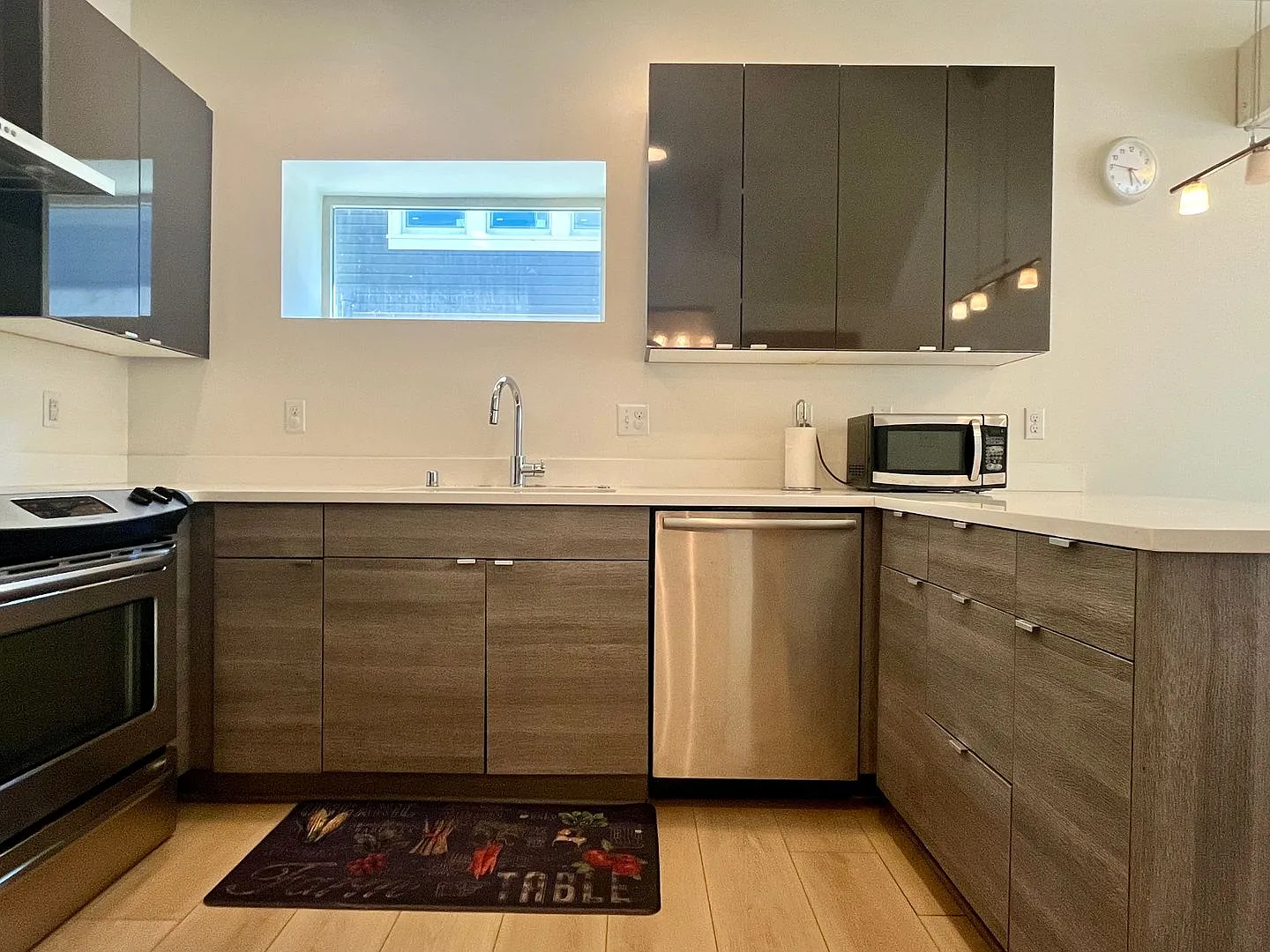 Modern 3-Bedroom Townhome with AC & Assigned Parking in Judkins Park / Central Area — Photo 4