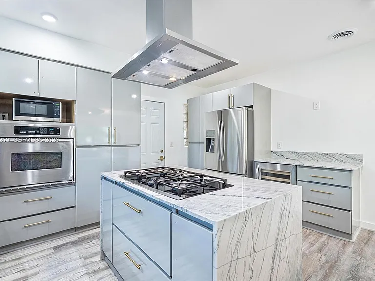 7810 Beachview Dr — Photo 12