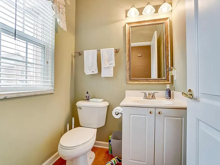 728 Spring Valley Dr — Photo 9