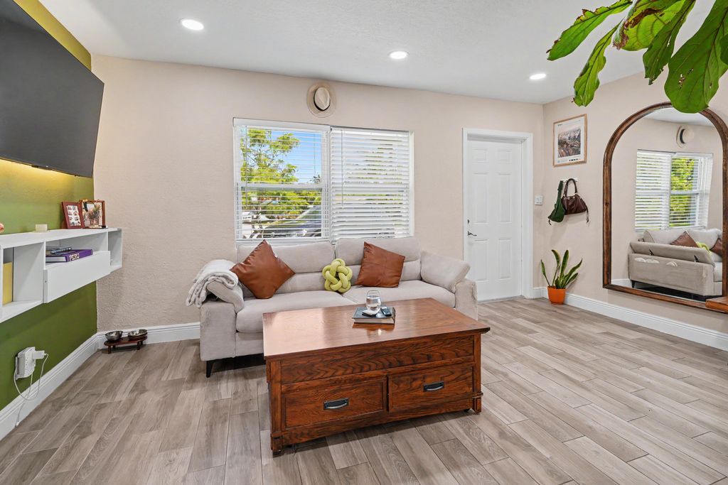 2480 NE 13th Ter, photo 6
