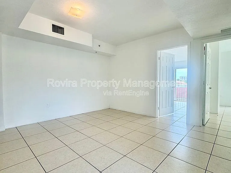 498 SW 6th St #303 — Photo 3