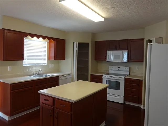 838 Avalon Dr — Photo 2