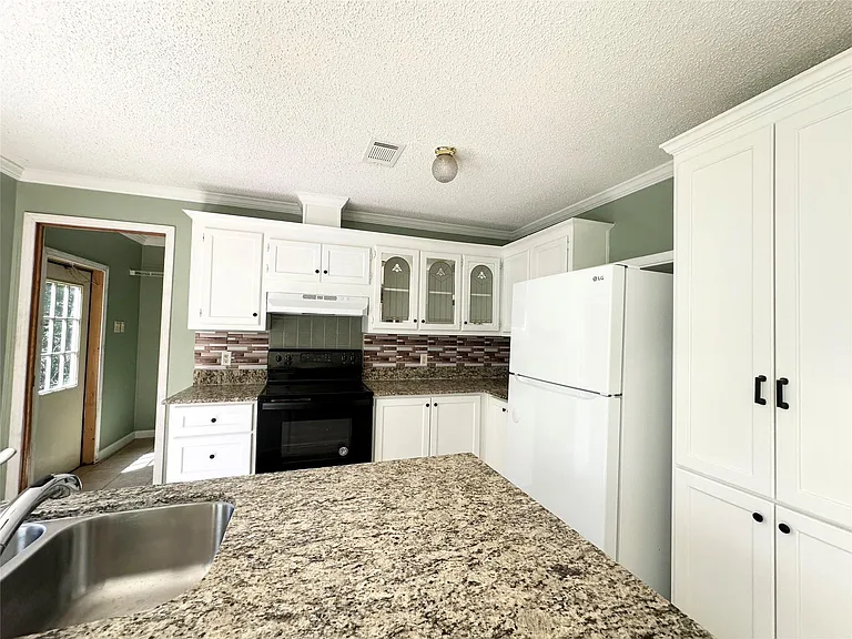18143 Breezy Dr — Photo 16