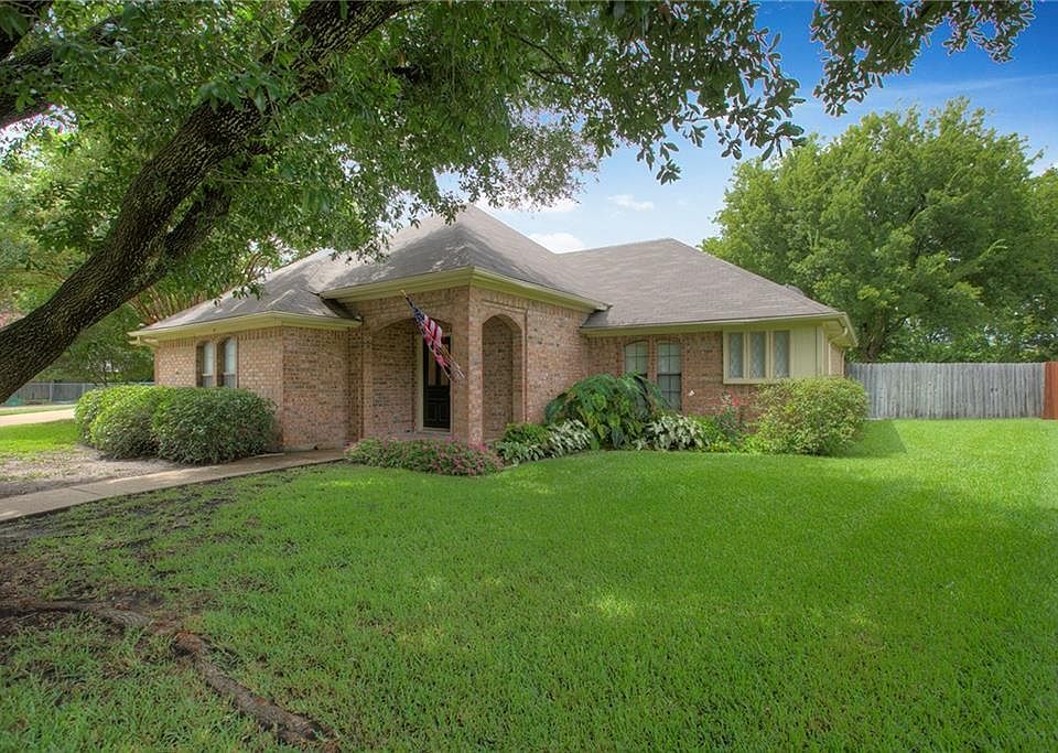 1st image of 10400 Briarwood Cir