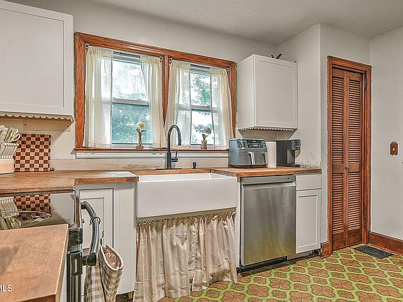 3rd image of 1852 Oakwood Dr