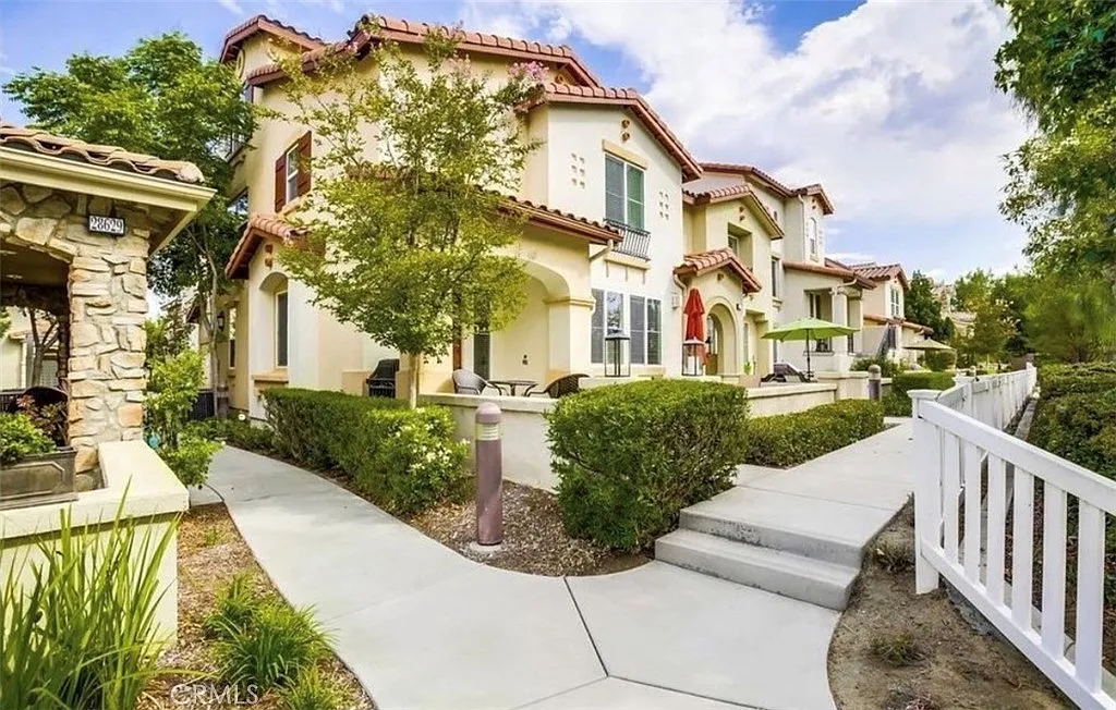 3 bed, 3.5 bath, 2077 sqft, $3,200 — Photo 1