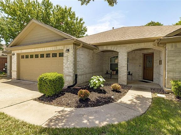 3rd image of 3009 Cedar Elm Ln